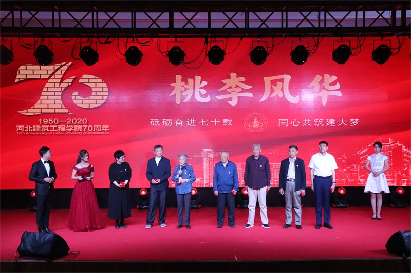 颁发桃李风华.jpg