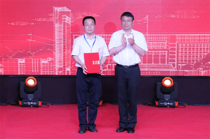 为东胜集团颁发证书.jpg