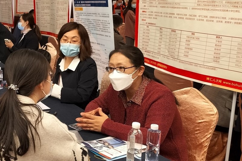 1_校领导带队参加高层次人才招聘会5 (1).jpg